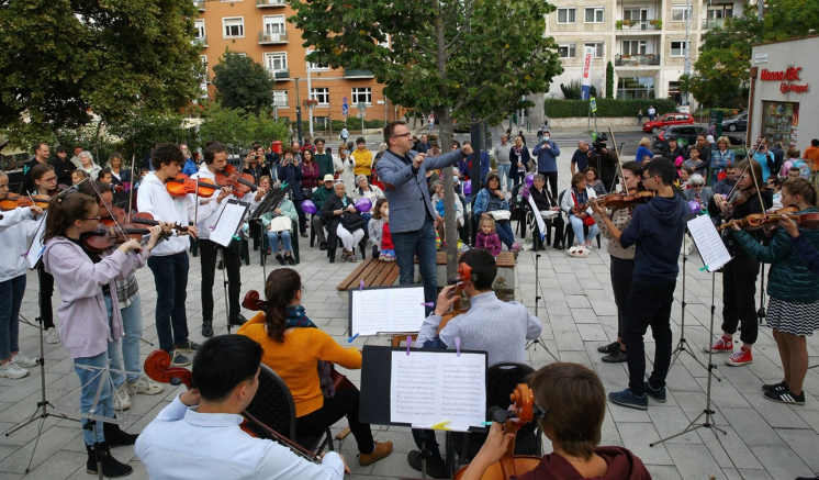 A séta után Solti György Zeneiskola Vonószenekarának koncertjét lehetett meghallgatni Bolla Mihály zenekarvezető vezényletével
