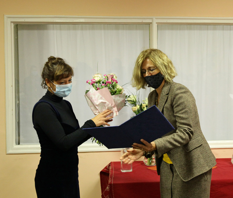Koltai Andrea gyermekvédelmi szakember veszi át elismerését Fonti Krisztina alpolgármester asszonytól