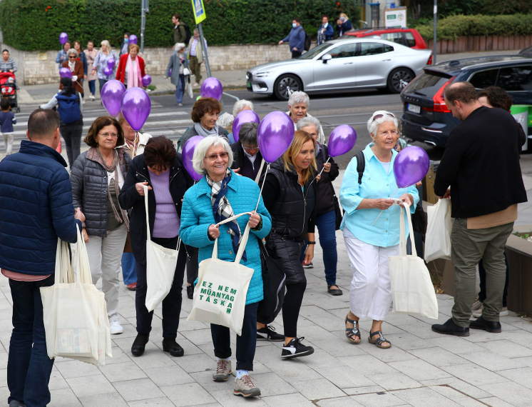 Szeptember 21-én az Alzheimer Világnapján összegyűlt résztvevők figyelemfelkeltő sétát tesznek a MOM Kulturális Központtól a Kulturális Szalonig