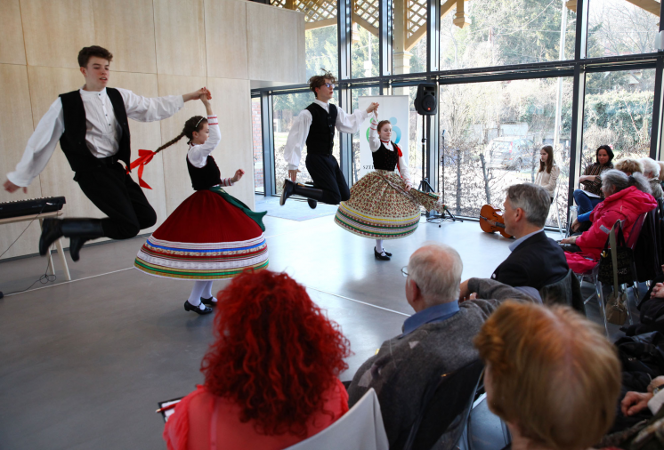 A Sashegyi Arany János Általános Iskola és Gimnázium diákjai kalotaszegi táncokat adnak elő, amit a közönség vastapssal díjazott