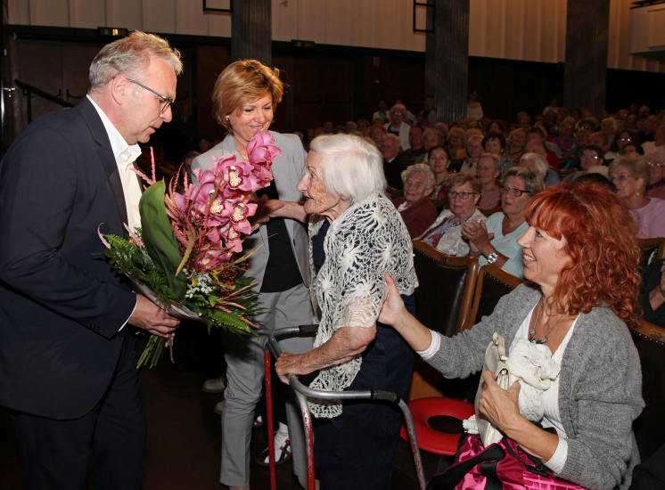 Vörös Lászlóné Terike nénit, aki az év végén ünnepeli 102. születésnapját, Pokorni Zoltán polgármester köszöntötte egy csokor virággal.